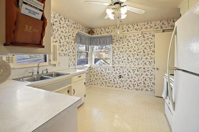 8015 Plymouth Avenue N, Golden Valley, MN 55427