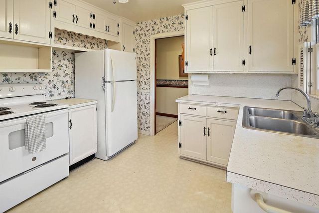 8015 Plymouth Avenue N, Golden Valley, MN 55427