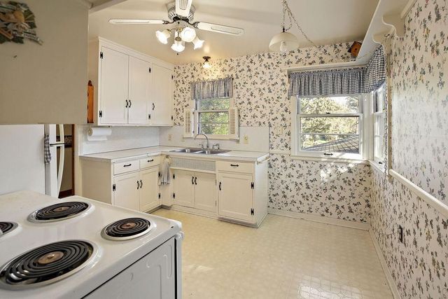 8015 Plymouth Avenue N, Golden Valley, MN 55427