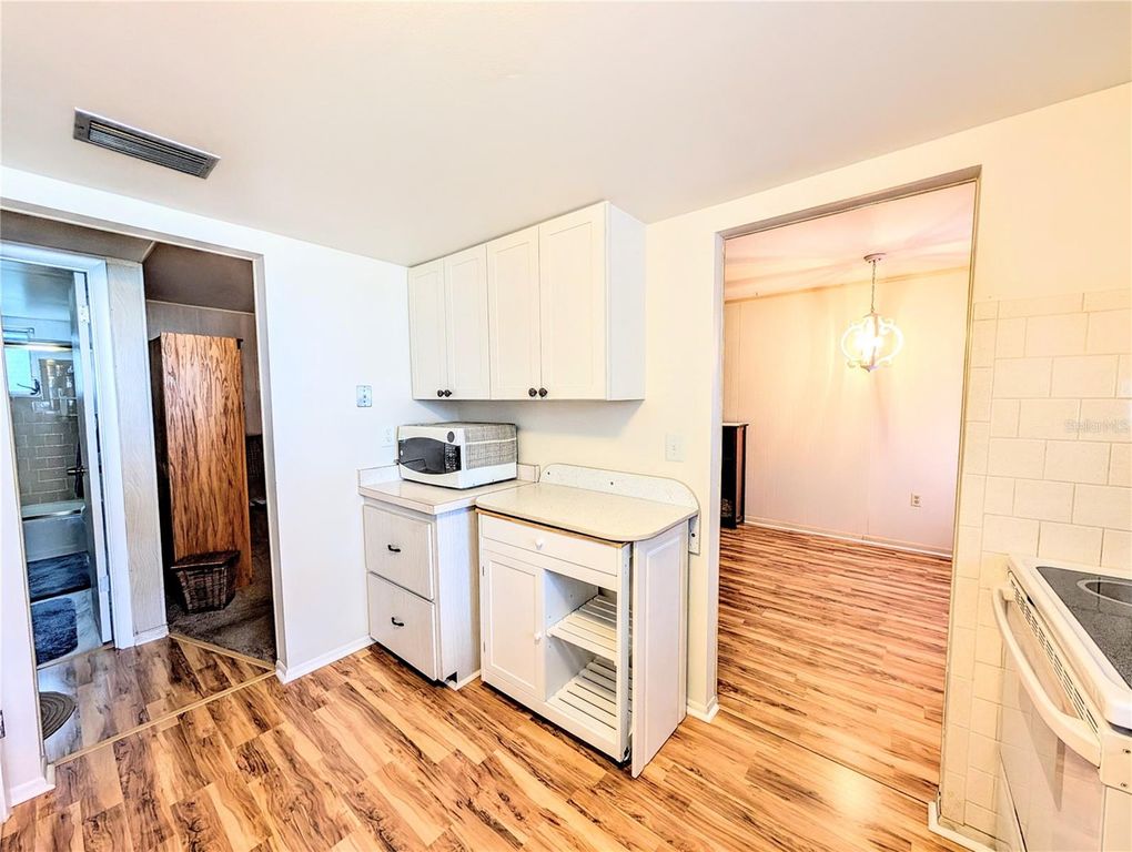 Image 3 of property listing at 5855 PALM LANE B21, Bradenton, FL 34207