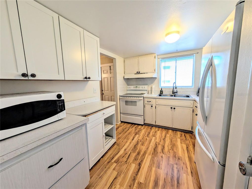 Image 4 of property listing at 5855 PALM LANE B21, Bradenton, FL 34207