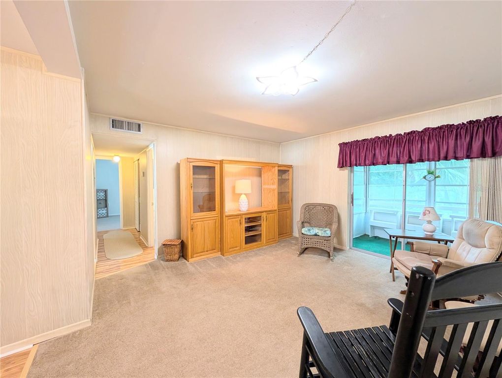 Image 8 of property listing at 5855 PALM LANE B21, Bradenton, FL 34207