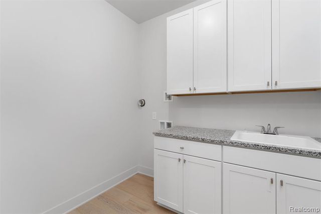 66 South Trail Court, Troy, MI 48083