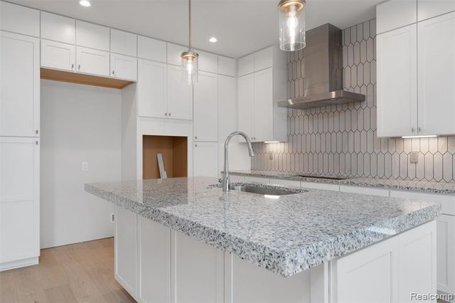 66 South Trail Court, Troy, MI 48083