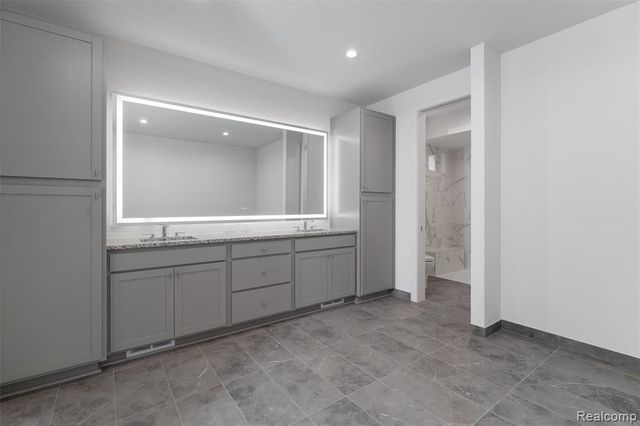 66 South Trail Court, Troy, MI 48083