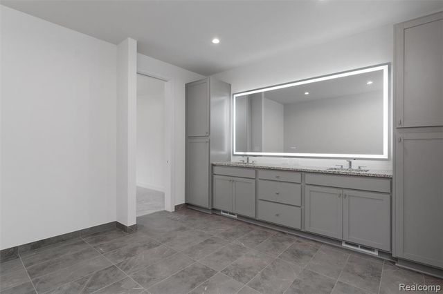 66 South Trail Court, Troy, MI 48083