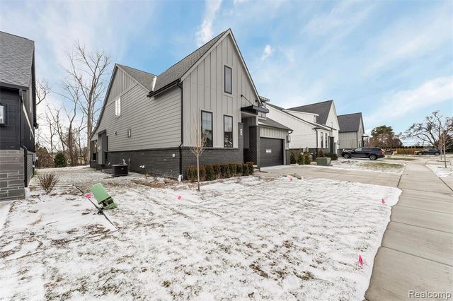 66 South Trail Court, Troy, MI 48083