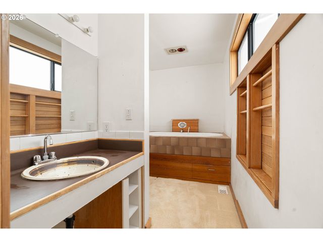 3453 Nw RALEIGH St, Portland, OR 97210