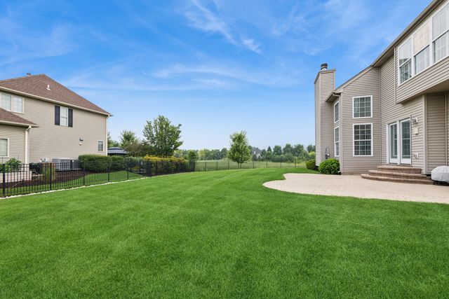 1790 Queensport Drive, Crystal Lake, IL 60014