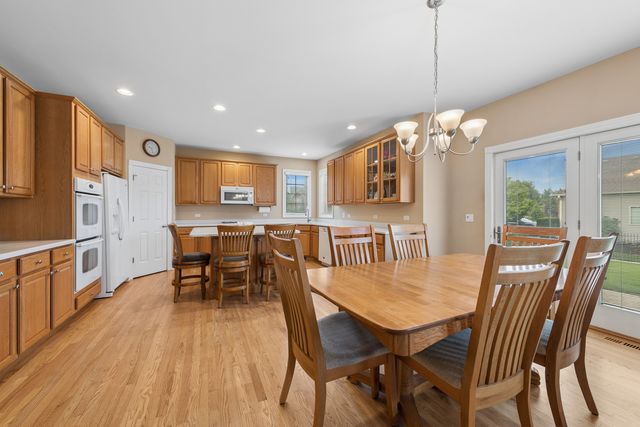 1790 Queensport Drive, Crystal Lake, IL 60014
