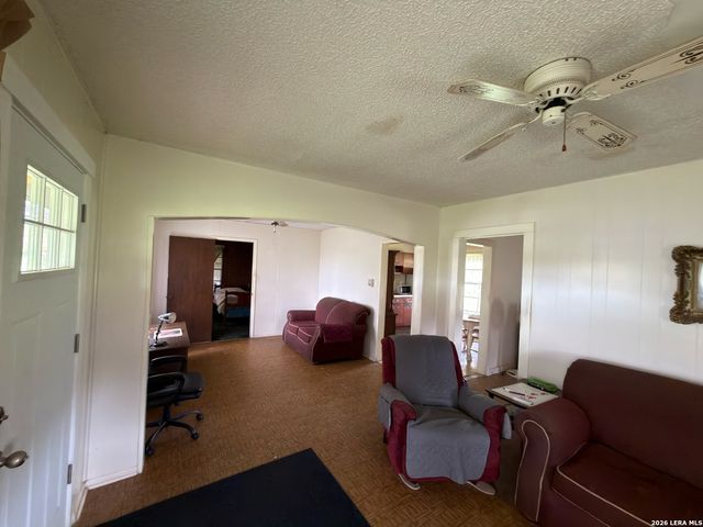 1920 SUTHERLAND SPRINGS RD, Floresville, TX 78114