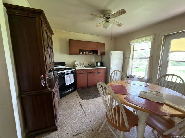 1920 SUTHERLAND SPRINGS RD, Floresville, TX 78114