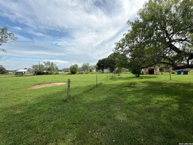 1920 SUTHERLAND SPRINGS RD, Floresville, TX 78114