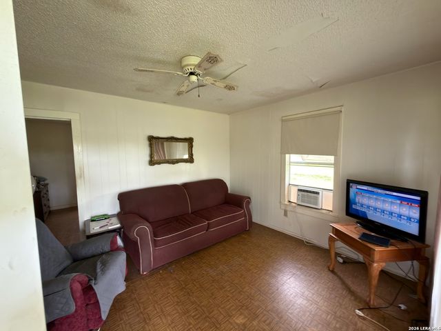 1920 SUTHERLAND SPRINGS RD, Floresville, TX 78114