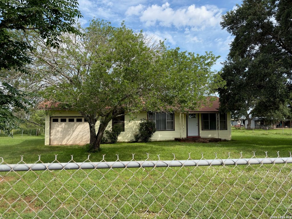 1920 SUTHERLAND SPRINGS RD, Floresville, TX 78114