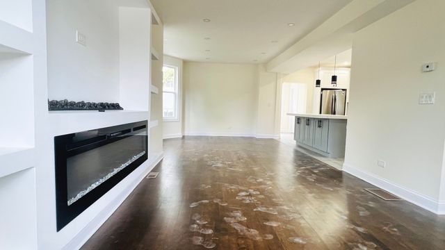 4107 W Addison Street, Chicago, IL 60641