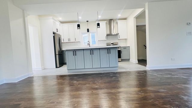4107 W Addison Street, Chicago, IL 60641