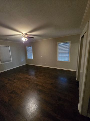 409 W Crockett Street, Ennis, TX 75119