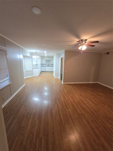 409 W Crockett Street, Ennis, TX 75119
