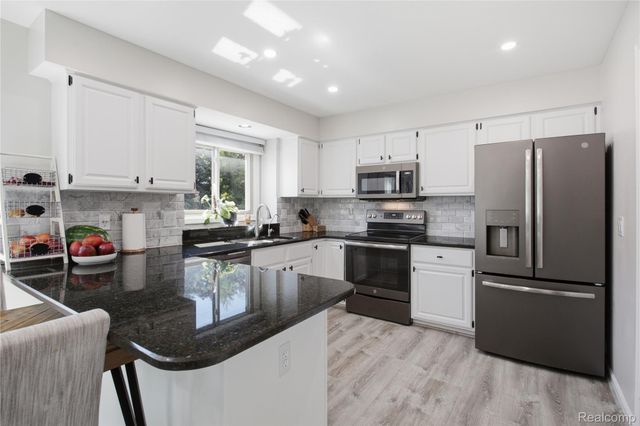 18488 Manor Lane, Livonia, MI 48152