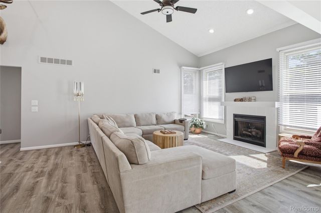 18488 Manor Lane, Livonia, MI 48152