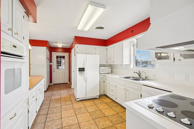 706 Cardinal Dr, Kerrville, TX 78028