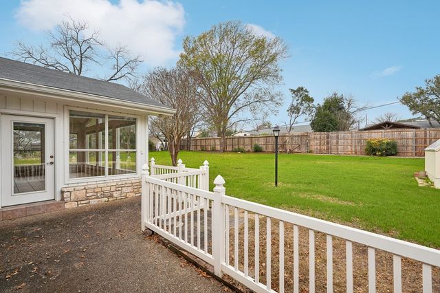 706 Cardinal Dr, Kerrville, TX 78028