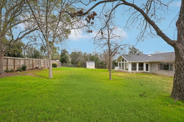 706 Cardinal Dr, Kerrville, TX 78028