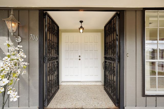 706 Cardinal Dr, Kerrville, TX 78028