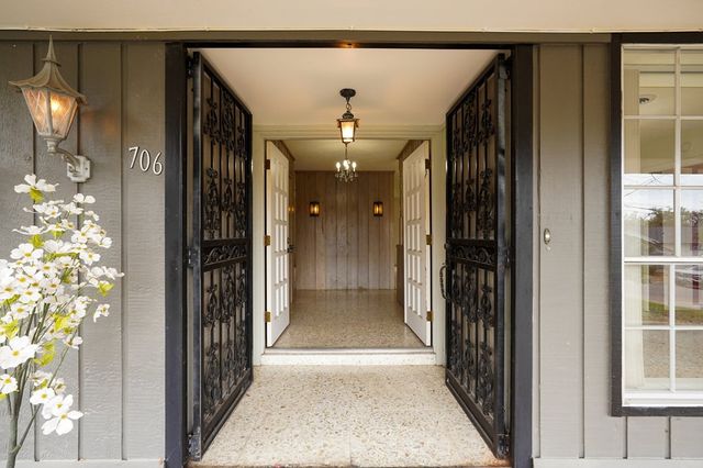 706 Cardinal Dr, Kerrville, TX 78028