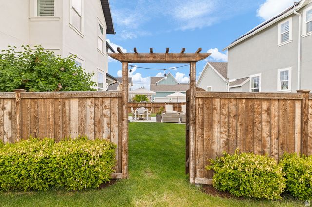 2106 BUFFALO DR, Kaysville, UT 84037