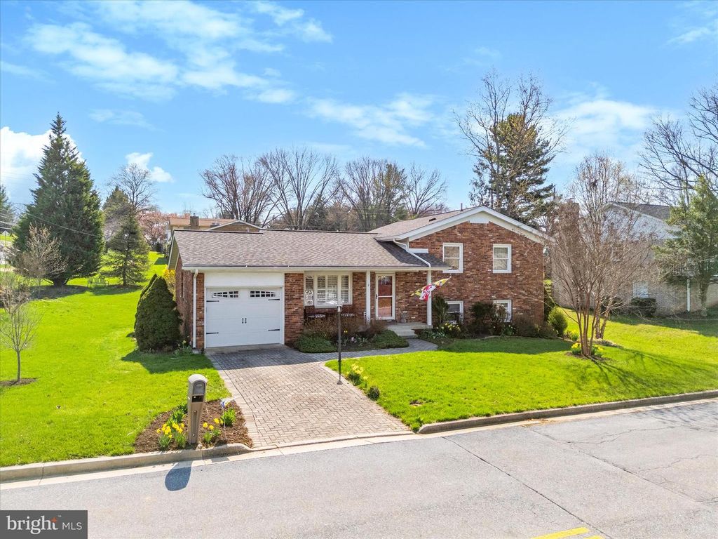 Image 1 of property listing at 2 LOMBARDY DR, Middletown, MD 21769