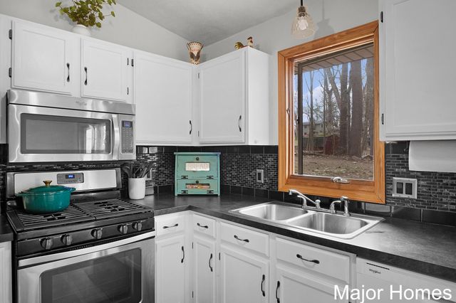 8445 Oakview Avenue Ne, Courtland Twp, MI 49341