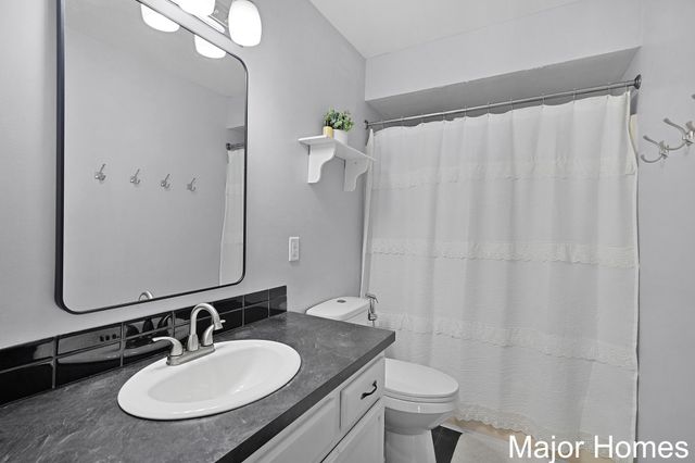 8445 Oakview Avenue Ne, Courtland Twp, MI 49341