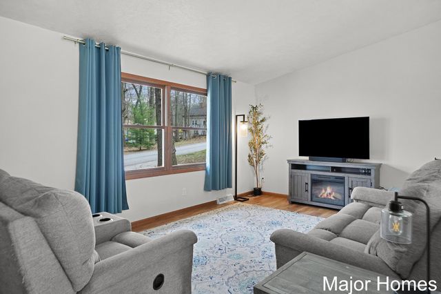 8445 Oakview Avenue Ne, Courtland Twp, MI 49341
