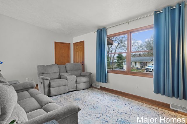 8445 Oakview Avenue Ne, Courtland Twp, MI 49341