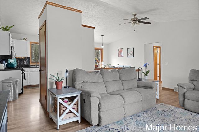 8445 Oakview Avenue Ne, Courtland Twp, MI 49341