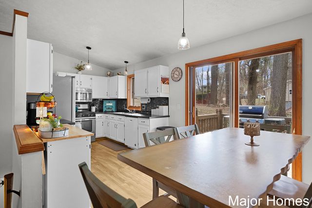 8445 Oakview Avenue Ne, Courtland Twp, MI 49341
