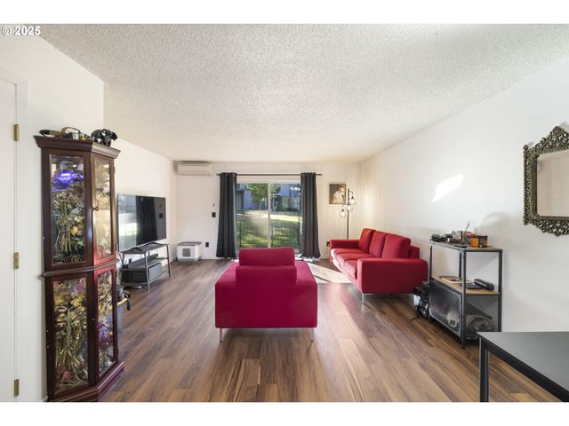 1418 Ne HOGAN Dr, Gresham, OR 97030