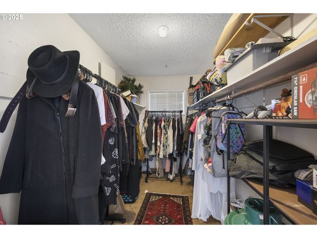 1418 Ne HOGAN Dr, Gresham, OR 97030