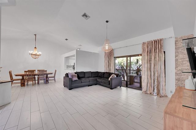 10511 NW 10th Street D-132, Plantation, FL 33322