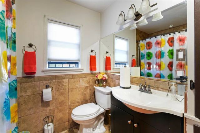 9716 S Van Ness, Los Angeles, CA 90047