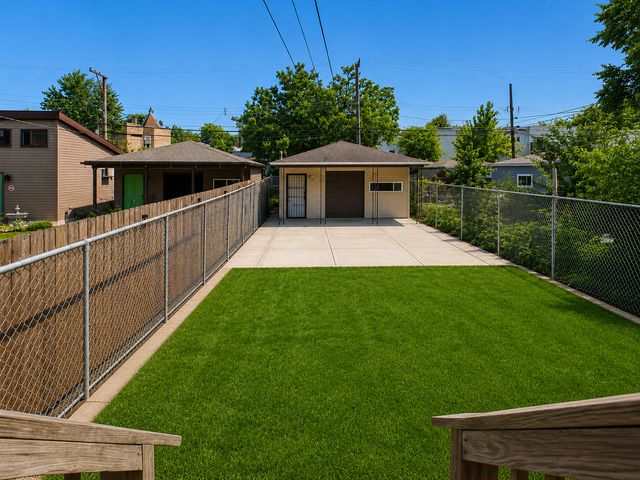 3345 W Carroll Avenue, Chicago, IL 60624