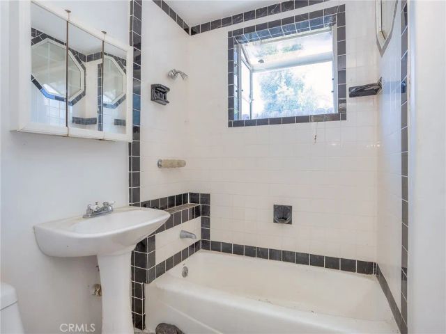 4463 Bellflower, West Toluca Lake, CA 91602