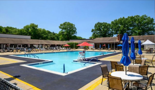 11 Pinecluster Circle F, Manalapan, NJ 07726