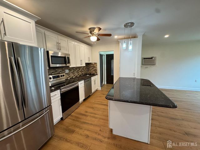 11 Pinecluster Circle F, Manalapan, NJ 07726