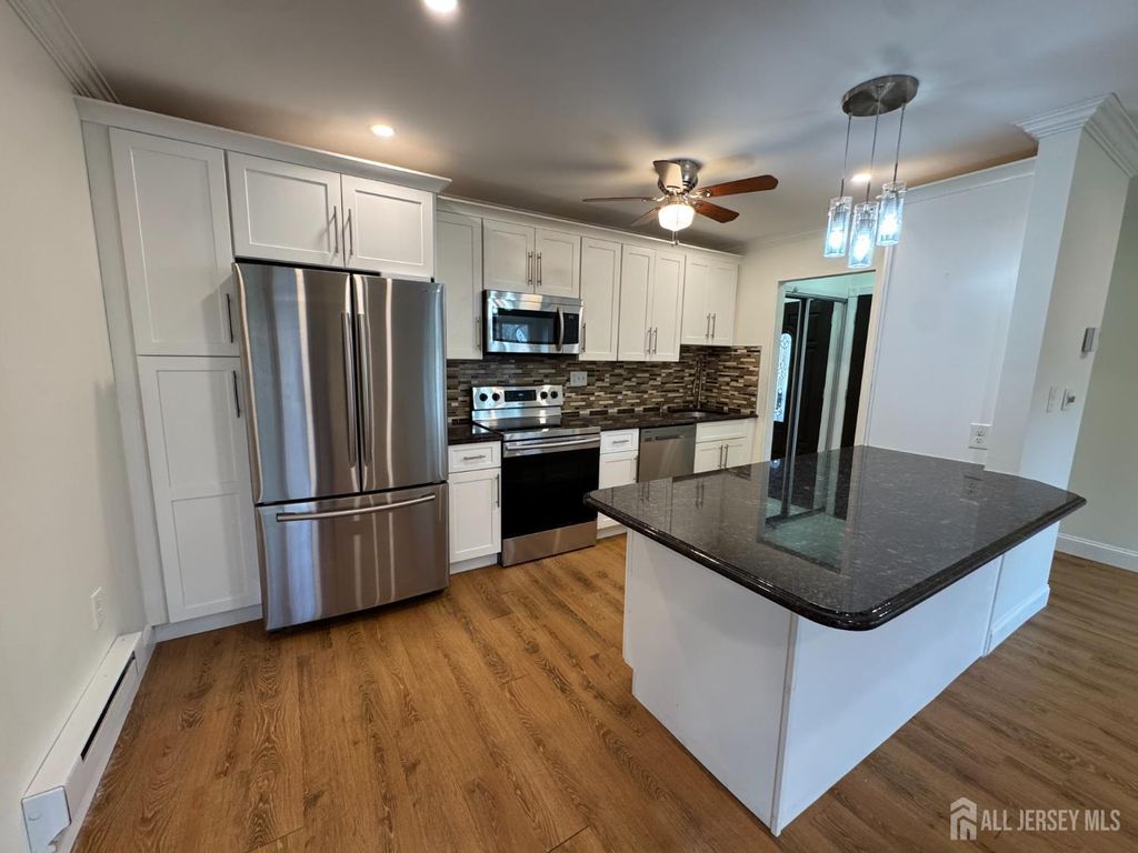 11 Pinecluster Circle F, Manalapan, NJ 07726