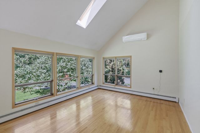 15 Ladyslipper Cir, Amherst, MA 01002