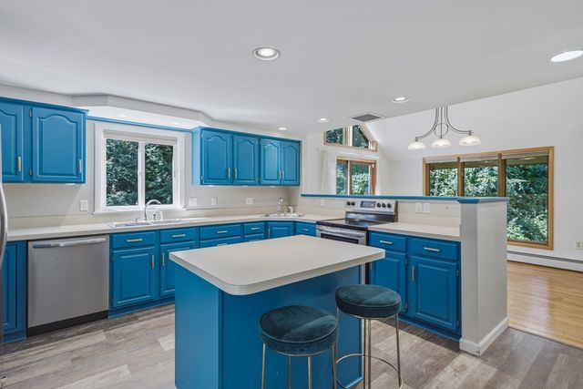 15 Ladyslipper Cir, Amherst, MA 01002