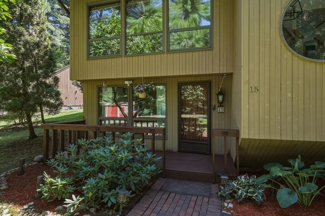 15 Ladyslipper Cir, Amherst, MA 01002